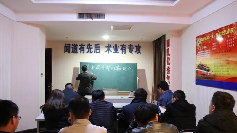 建造师培训课程的师资背景直接关系到教学质量。在挑选课程时，要关注以下几点：