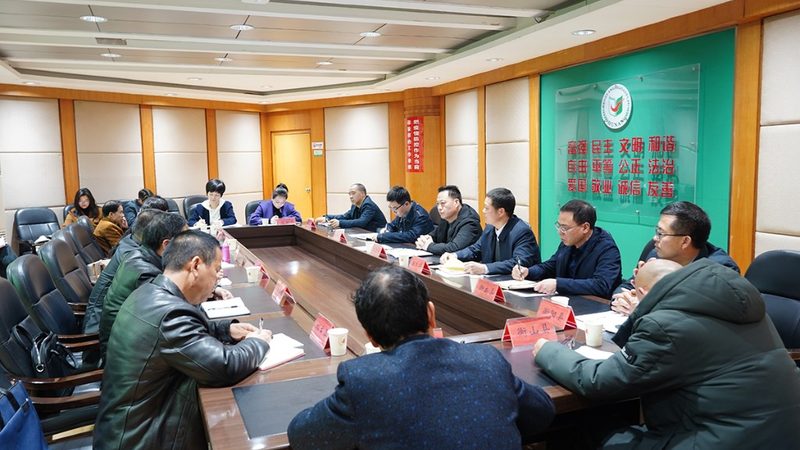 学历提升，职场再出发：成人教育学历在求职中的优势与误区**